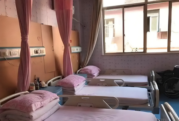 演硬汉成名却情路坎坷，8年不敢谈恋爱，遇小10岁的她成宠妻狂魔