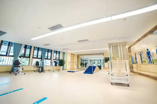 深圳积分入户表2025_《华山论剑》首播差评如潮！网友的评价可谓“一针见血”！ 播差评如潮紧急制动列车